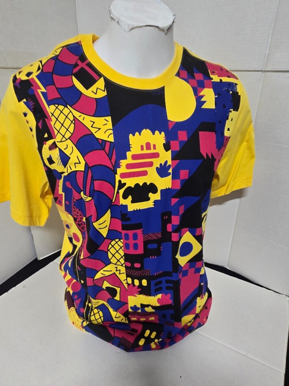 Nike FC Barcelona Graphic T-Shirt NWT Men's Large Yellow Soccer Tee